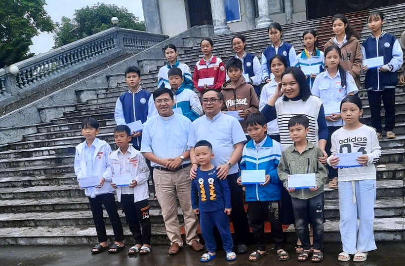 Caritas Bùi Chu: Trao Học Bổng Cho Các Em Học Sinh Có Hoàn Cảnh Khó Khăn