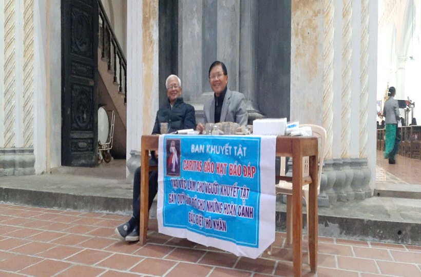 Hội người khuyết tật giáo hạt Báo Đáp, giáo phận Bùi Chu bán hàng gây quỹ