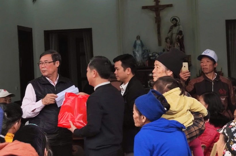 Trao Quà Yêu Thương Ngày Lễ Giáng Sinh Tại Giáo Xứ Nam Dương