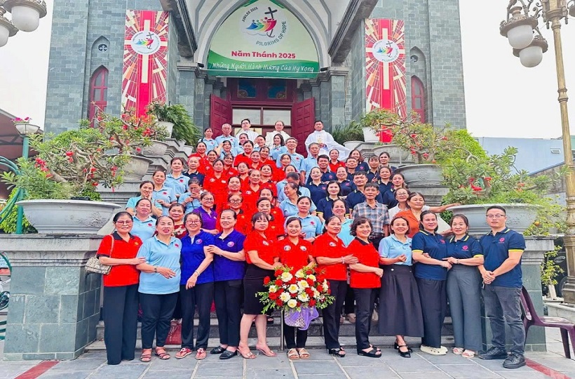 Các thành viên Bếp cơm-cháo bác ái Caritas Hải Phòng mừng Lễ Thánh Mácta Quan thầy