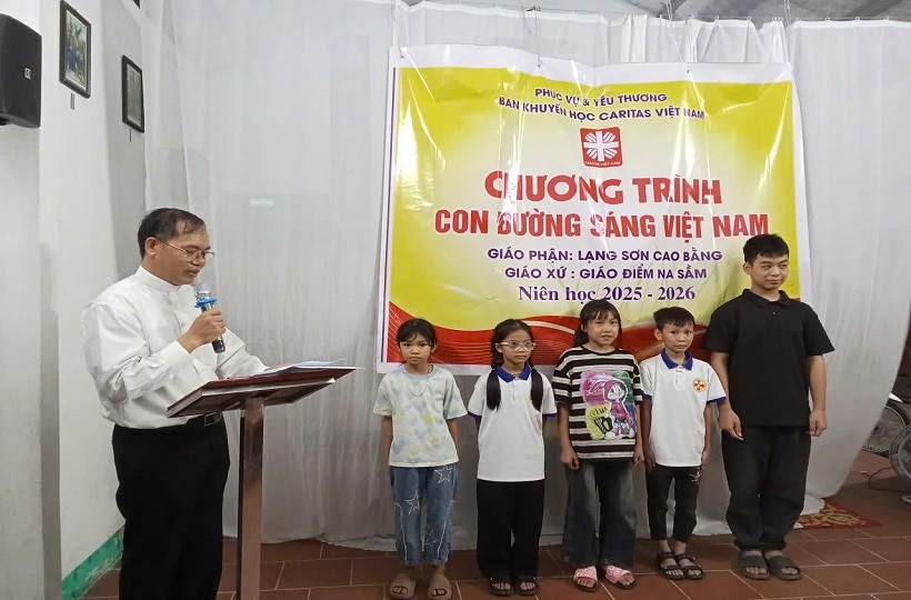 Ban Khuyến học Caritas Lạng Sơn trao học bổng “Con Đường Sáng - Caritas Việt Nam