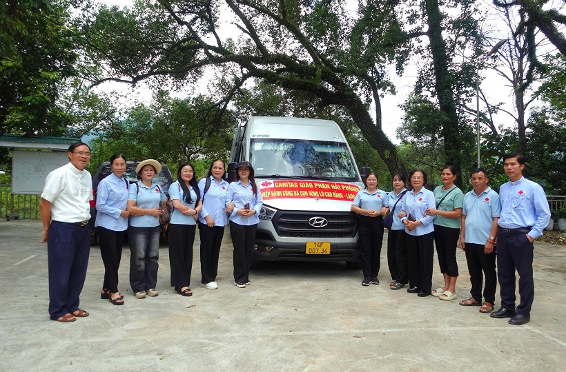 Caritas Hải Phòng: Thăm hỏi và chia sẻ với bà con chịu thiệt hại do lũ lụt