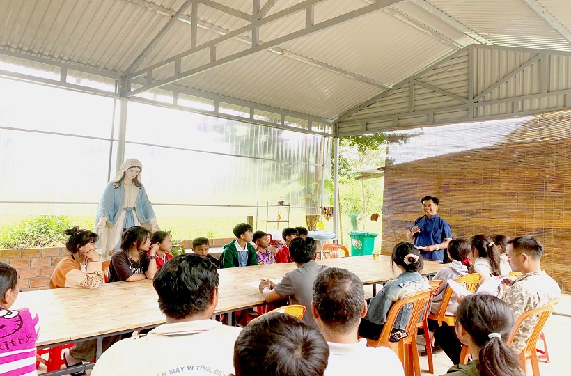 Caritas Kon Tum: Trao học bổng “Con Đường Sáng Caritas Việt Nam”