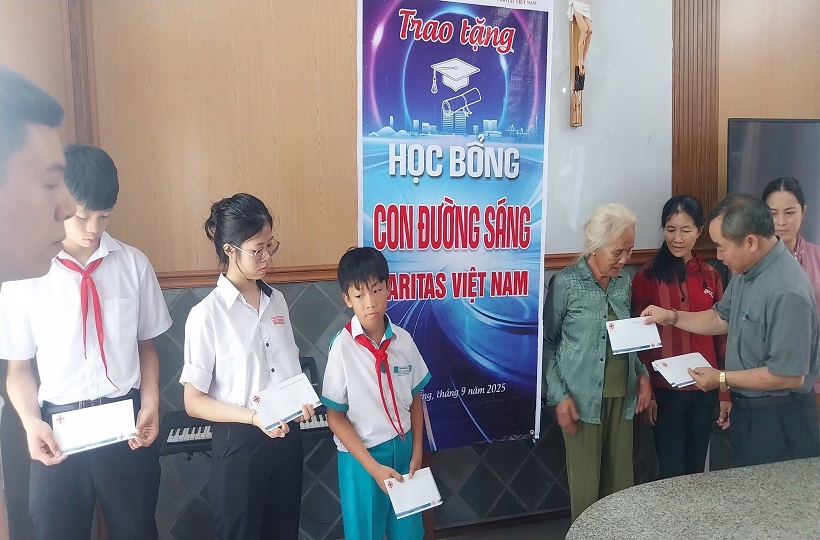 Caritas Đà Nẵng:Trao học bổng “Con đường sáng Caritas Việt Nam