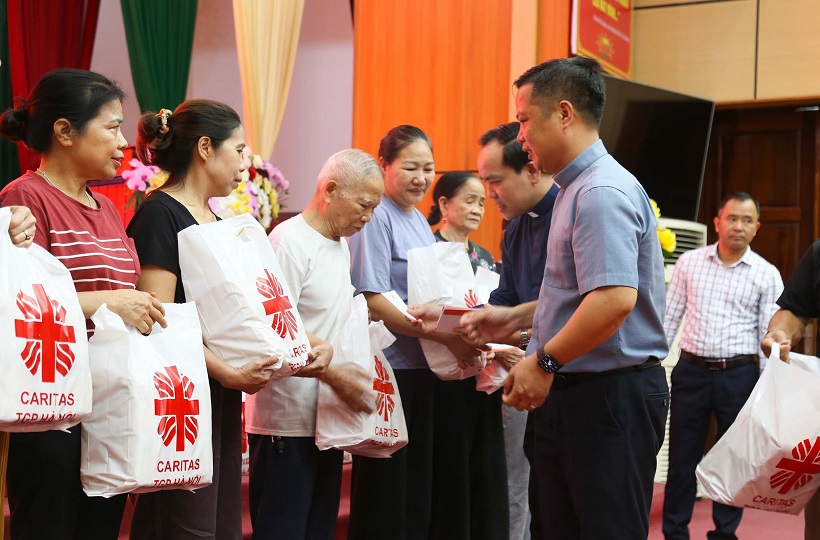 Caritas TGP. Hà Nội: Tiếp Tục Hành Trình Sẻ Chia Yêu Thương Trong Hỗ Trợ Bà Con Sau Cơn Bão Số 10 Và 11