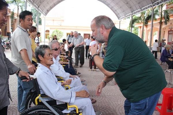 Caritas Phú Cường: Tặng xe lăn cho người khuyết tật tại Giáo xứ Phong Cốc
