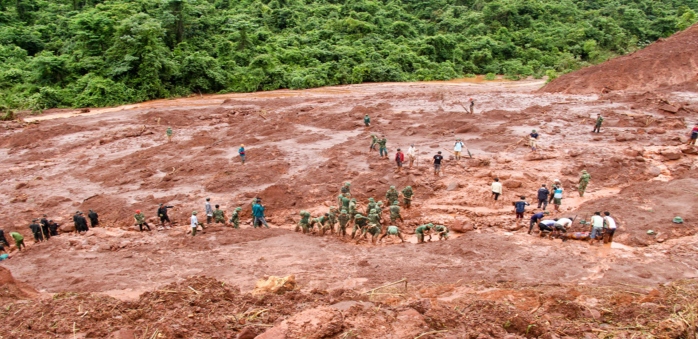 Hơn 50 người tìm kiếm 5 nạn nhân bị vùi lấp trong bùn ở Lai Châu