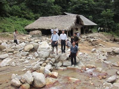 Cứu trợ những gia đình bị lũ quét tại bản người Dao Đỏ - thôn Nậm Kha, xã Nậm Lúc, huyện Bắc Hà, tỉnh Lào Cai