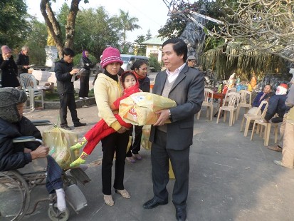Món quà Giáng Sinh làm ấm tình người nghèo Giáo Phận Bùi Chu