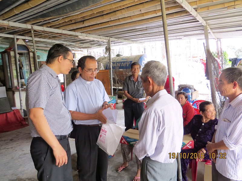Caritas Huế thăm và tặng quà ở giáo xứ Trung Quán, Quảng Bình