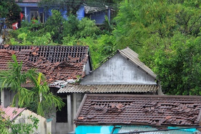 Hàng trăm ngôi nhà ở Huế bị lốc xoáy quật tốc mái