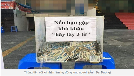Xúc động với thùng tiền yêu thương ‘nếu khó khăn, hãy lấy 3 tờ’ ở Sài Gòn