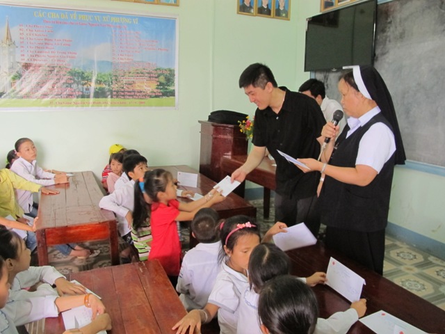 Caritas Hưng Hóa trao 120 Học bổng cho học sinh nghèo vượt khó