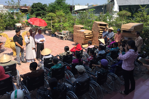 Hội Xe Lăn Tình Thương trao tặng xe lăn tại Gp. Long Xuyên