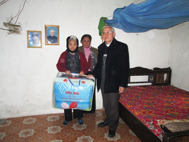 Ủy ban Bác ái Xã hội đi thăm, tặng áo và chăn ấm cho người nghèo