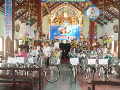 Caritas Bùi Chu trao tặng xe đạp cho học sinh nghèo trong Giáo Phận