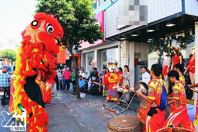 Mùng 6 ngày “lành”, khắp đường phố Sài Gòn rộn ràng tiếng trống múa Lân mừng khai trương