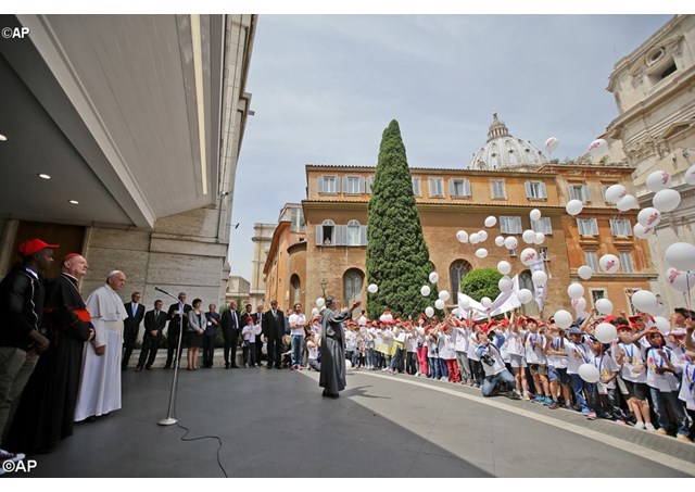 Đức Thánh Cha  tiếp đón 400 trẻ em Calabria tại nhà ga xe lửa Vaticăng