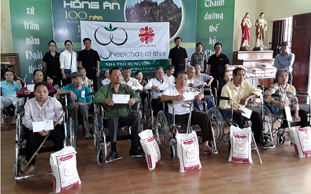 Caritas Thái Bình:  Trao tặng xe lăn cho người khuyết tật