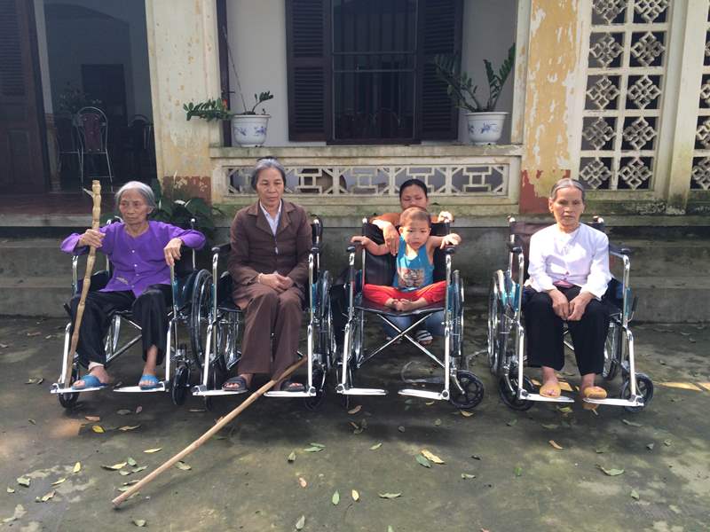 Caritas Phát Diệm trao tặng xe lăn cho người khuyết tật