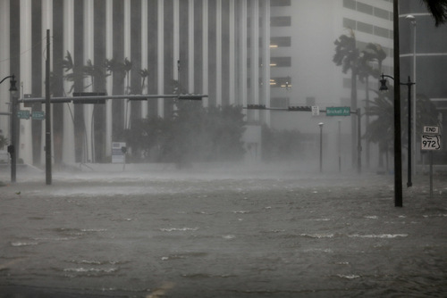 Cao ốc rung động, nước biển nhấn chìm đường phố trong siêu bão Irma