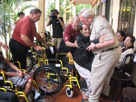 Caritas Bà Rịa trao xe lăn cho người khuyết tật