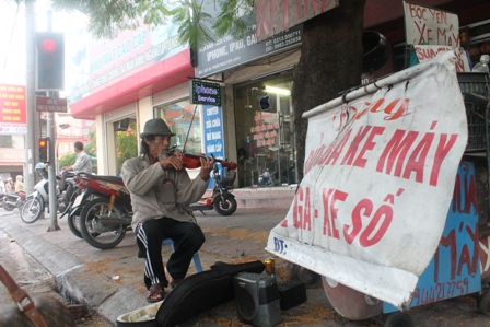 Người nghệ sỹ nghèo mua vui làm từ thiện