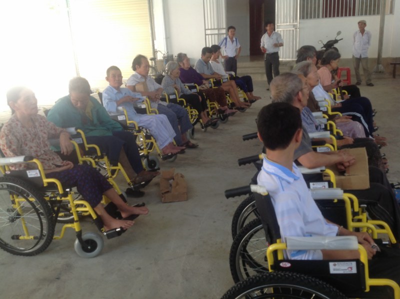 Caritas Vinh trao xe lăn cho người khuyết tật