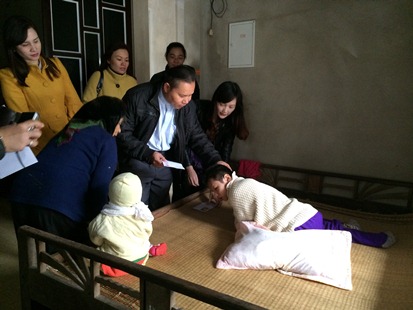 Caritas Thanh Hóa đi thăm gia đình có ba người con khuyết tật