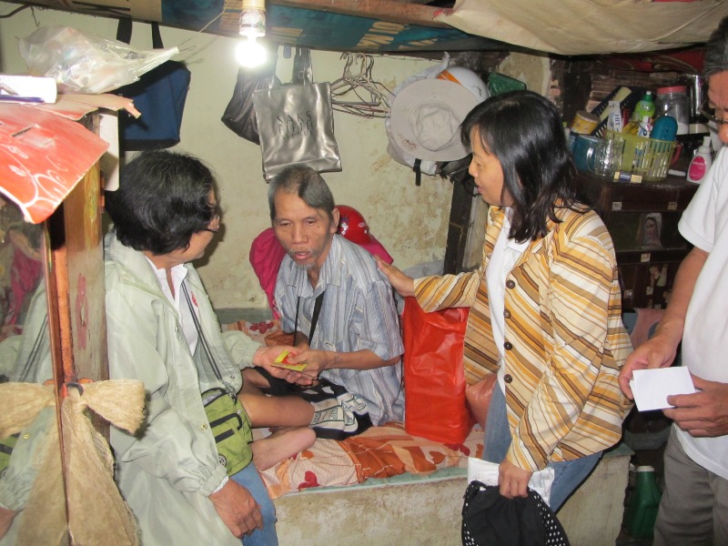 Caritas Giáo hạt Tân Định thăm người khuyết tật có hoàn cảnh khó khăn