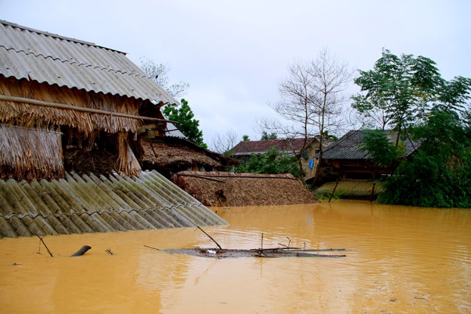 Nghìn người ở Hà Tĩnh chui mái nhà chờ nước rút