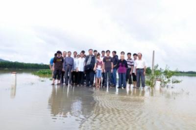 Đức Giám Mục và phái đoàn Giáo phận Thanh Hoá cứu trợ khẩn cấp lũ lụt tại giáo xứ Phúc Địa