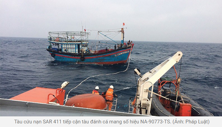 Cứu sống 13 ngư dân Nghệ An trên tàu cá sắp chìm