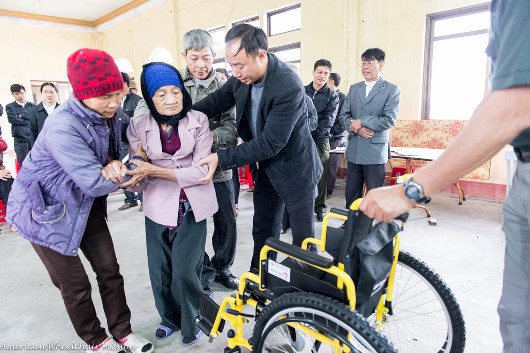 Những chiếc xe lăn nghĩa tình dành tặng người khuyết tật tại hạt Hải Dương - Giáo phận Hải Phòng