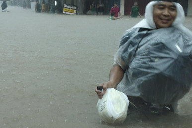 Manila lại chìm trong nước lũ
