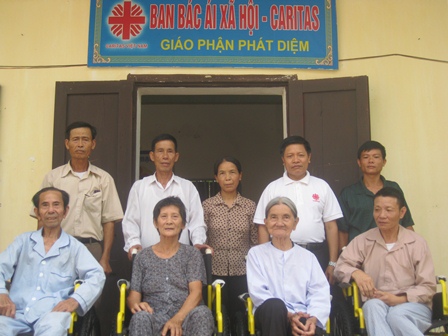 Caritas Phát Diệm trao tặng 30 xe lăn cho người bại liệt