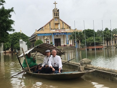 Caritas Việt Nam cùng Caritas Phát Diệm thăm bà con vùng tâm lũ lụt