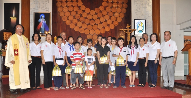 Gieo mầm tin yêu – Trao học bổng tại Giáo xứ Thánh Gia – Giáo phận Sài Gòn