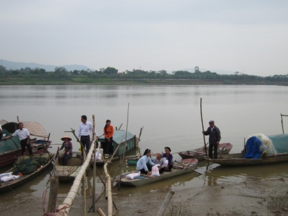 Bấp Bênh Ngôi Nhà Trên Sông Nước
