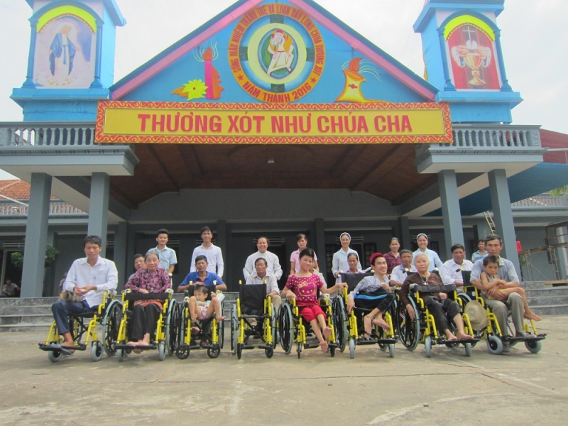 Caritas Thanh Hoá trao xe lăn cho người khuyết tật