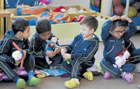 Trẻ em làm đồ chơi cho các bạn đồng trang lứa bị ảnh hưởng bởi trận động đất