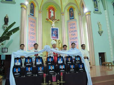 Đức Cha Nguyễn Thái Hợp thăm và dâng lễ cầu cho các nạn nhân chìm tàu Quảng Bình