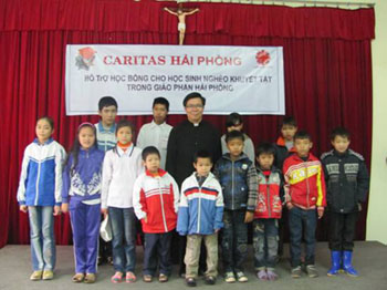 Caritas Hải Phòng trao học bổng cho học sinh khuyết tật