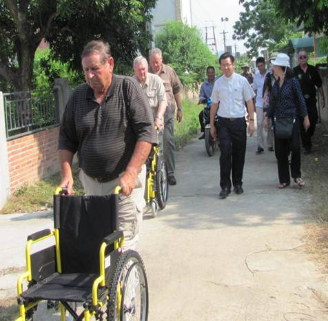 Caritas Hải Phòng trao tặng xe lăn cho người khuyết tật