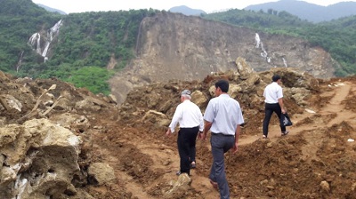 Caritas Việt Nam thăm và cứu trợ đồng bào vùng sạt lở đất tại tỉnh Hoà Bình, giáo phận Hưng Hoá.