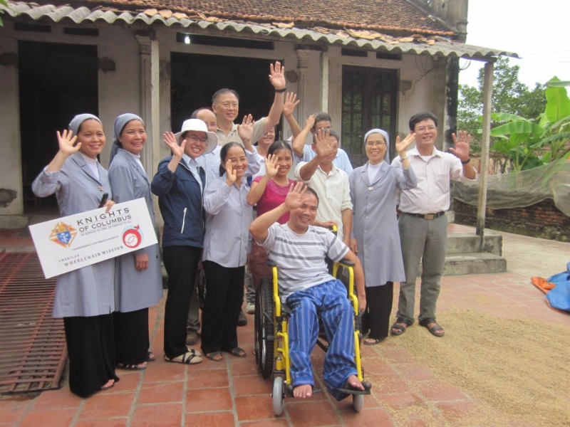 Caritas trao tặng xe lăn tại Bắc Ninh