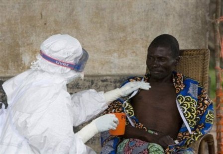 Giúp đỡ bệnh nhân Ebola