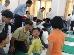 Caritas Sài Gòn tập huấn cho gia đình có trẻ bại não bằng phương pháp Vật lý trị liệu