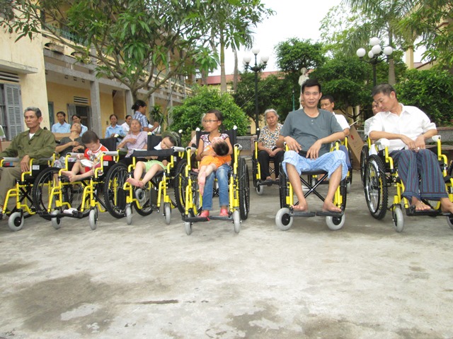 Caritas Bùi Chu trao xe Lăn cho 50 người Khuyết Tật