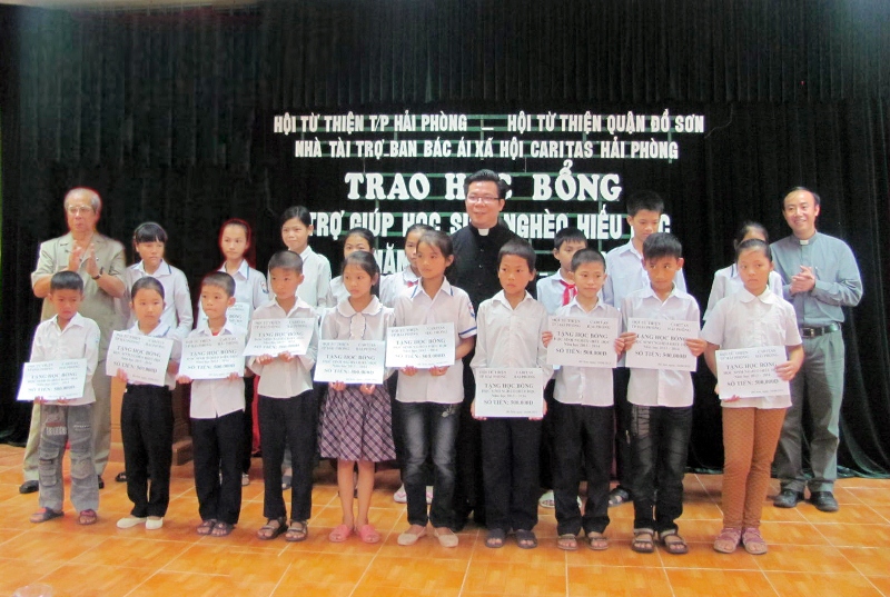 Caritas Hải Phòng tặng học bổng cho học sinh nghèo học giỏi tại hai Quận Đồ Sơn – Dương Kinh